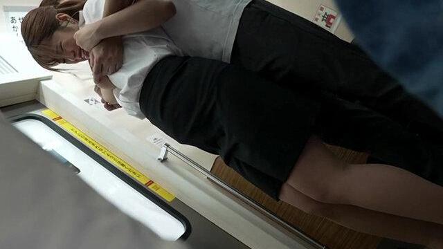 就活中の美オッパイJDが満員電車で羞恥圧迫面接を受けローションまみれの爆乳を弄ばれアナルをひくつかせメス汁を吹きながらガクイキし社会のザーメンオナホに変わる力関係に一変する！♡
