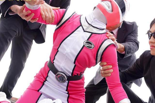 激しい戦闘の後で自制できないほど性欲が増大した彼女は、秘密の処理班に身を委ね禁断の快楽に溺れていく暗い夜♡