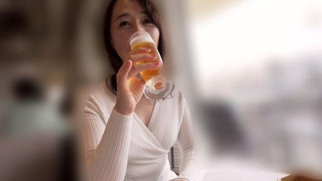 不倫ドライブデートで高級車内ローター羞恥に激イキ♡観光バス見下ろされながらケイレン絶頂の秘密快楽♡