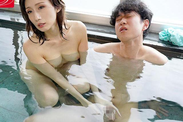 叔母と温泉で二人きりになり、最初は戸惑っていた少年が彼女に教えられ、主導権を委ねる関係へと変わっていく甘い秘密の時間が始まる♡