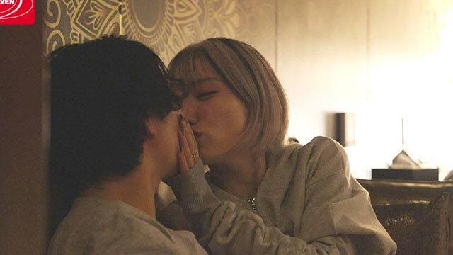 再会した幼馴染のギャルはラブホでベロキスを繰り返す。好きと言いながらのキスで快感が高まり暴れ腰で何度も射精する余韻が残る…♡