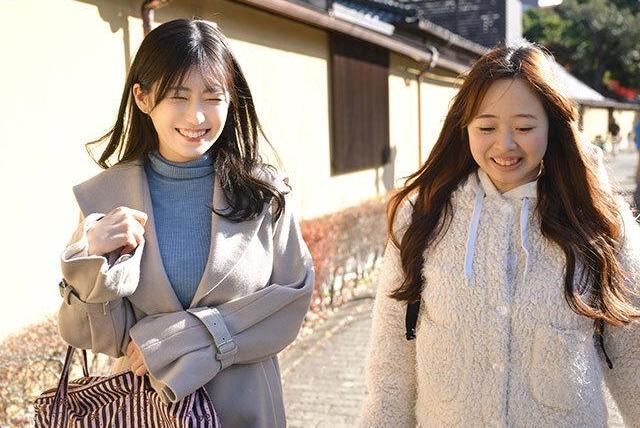 彼女が寝ているすぐ横の部屋で、姉のすごい体に耐えきれず手を出してしまう深い逃れられない背徳の緊張が静かに濃く支配する！
