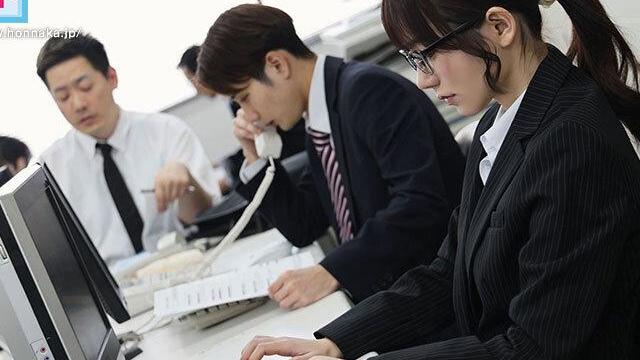 真面目地味OLが夜の街で男を食い漁る超小悪魔ビッチに変身！セクシー誘惑と生ハメ常識で侮れない裏の顔♡