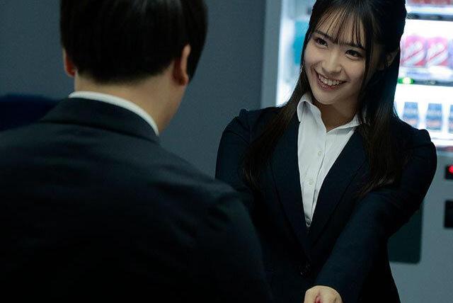 台風で便が運休になり上司と急遽1部屋だけに…絶対手を出さないと思っていたのに欲望爆発で雪崩れ込む激しい一夜♡