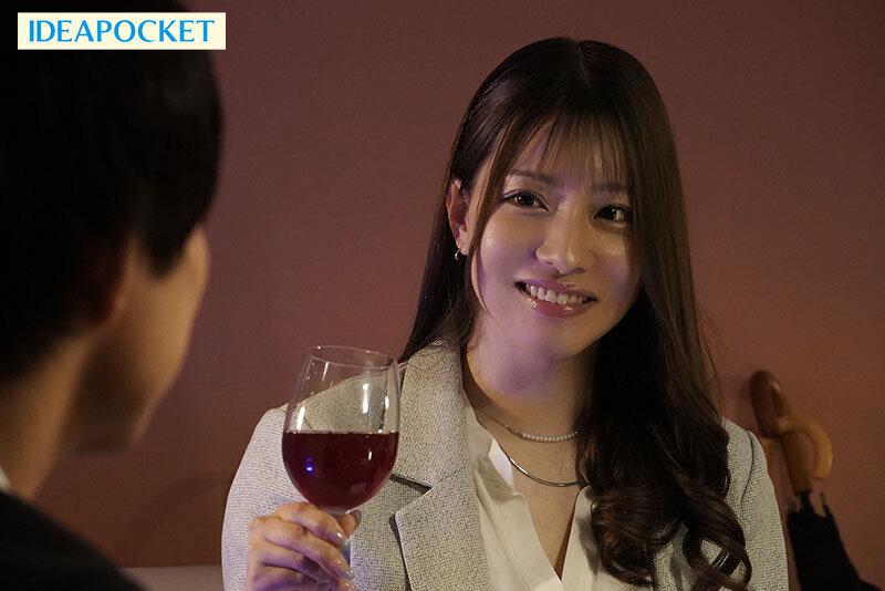 台風で女社長と部下が相部屋に…！「社長命令よ」と甘い一言で欲望が爆発し雪崩れ込む濃厚な一夜♡