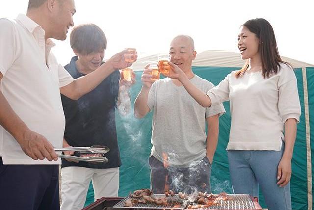 平日同窓会がソリ合わない男たちのNTRキャンプ仕組まれ♡不安抱え妻を見送る夫の知らぬ地獄♡
