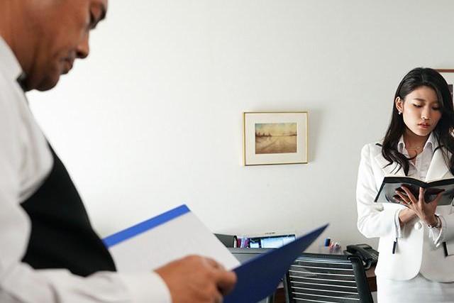 借金で社長秘書に戻る社内結婚妻♡社長室で濃厚接吻に溺れる不安的中不倫♡