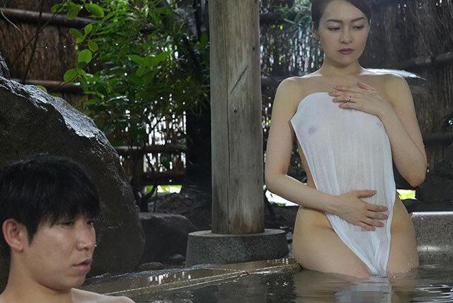 温泉宿で出会った二人はお互いの悩みを忘れるように体を重ね、湯けむりの中で汗だくの背徳に溺れていく♡