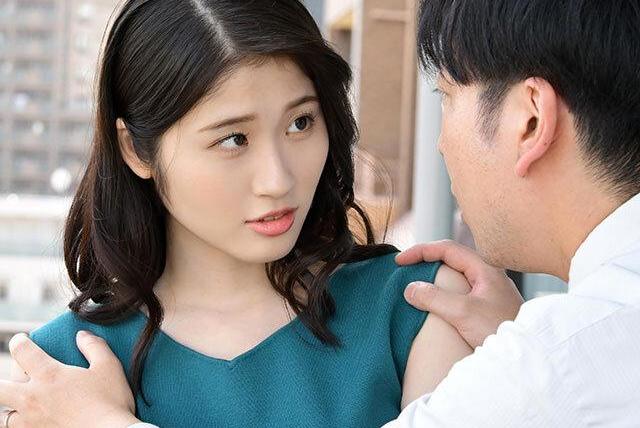 最愛の妻を中年男性集団に差し出す夫の寝取られ願望が現実化♡串刺しのようにクチとオマンコを掻き回される興奮の光景！
