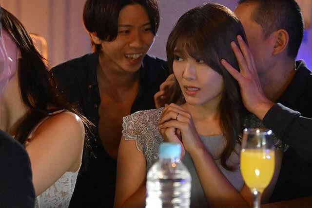 寝取られ願望を抱く夫は妻をハプニングバーに連れ込み、見学だけのはずが彼女が快楽に飲み込まれていく様を目の当たりにする♡