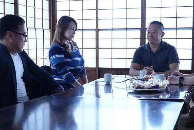 新しい町に引っ越してきた人妻は、町内会の男たちにゴミや夫婦生活を指摘され始める♡ 最初は注意だった言葉が、徐々に大きな胸を理由にした罰則へとエスカレートし、体を貪られるようになっていく…！