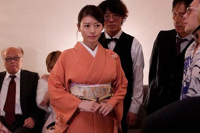 ナンバーワンになった人妻は、夫の借金で再び体を売る決断に涙が溢れる♡ 守り続けた誇りが崩れ去る現実に、悔しさと諦めが胸を締め付けて…！