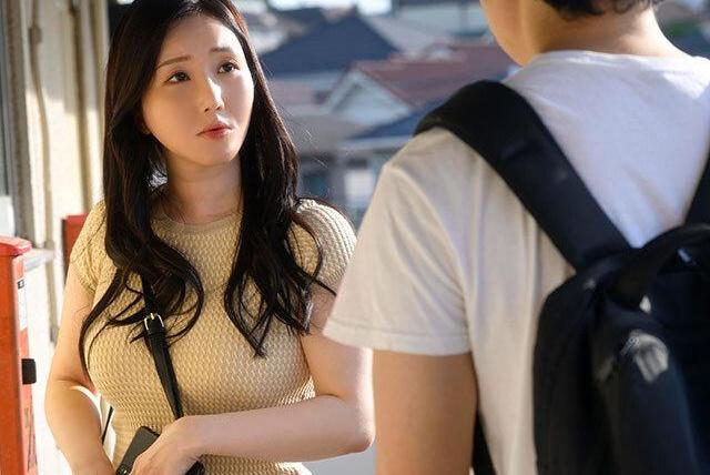 ボロアパートの大学生が隣に引っ越してきたミステリアス美女に甘い囁きで誘われ毎日のように濃厚セックスにハマり堕落していく巣籠り生活！