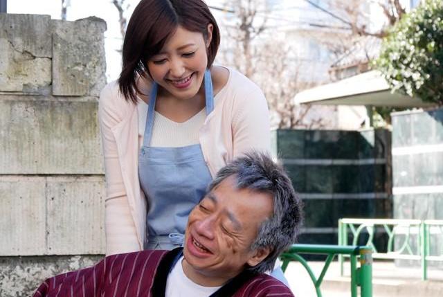 介護ヘルパー納戸閉じ込め♡狭い密室デカ尻直視欲情手伸ばす老人の暴走♡