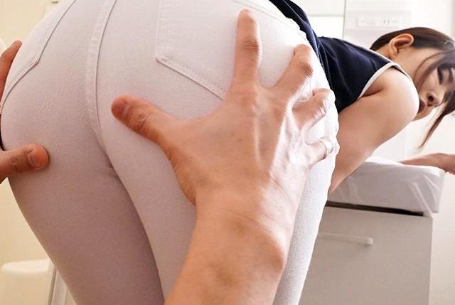 夫の単身赴任で悶々人妻が娘の絶倫彼氏に迫る♡娘への罪悪感に苛まれながらも欲望に負ける禁断の誘惑！