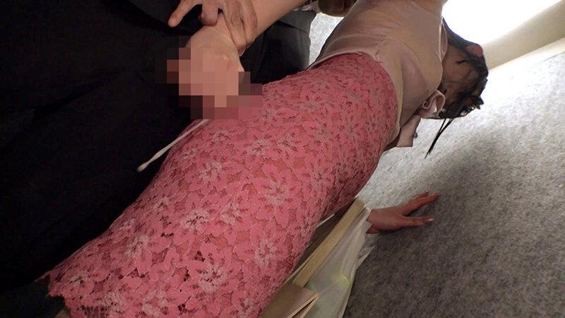 オフィスで続く陰湿痴●に新人OLの敏感ボディが反応♡声を殺して耐えるも這い回る指先に負けて吐息漏らし一日中お触りされまくる甘い快楽パラダイス！