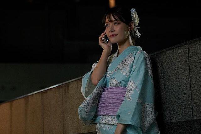 浴衣姿の先生を花火大会に誘った雨で透けて見える肌に欲望を抑えきれず抱きしめる身体の反応♡ 特別な場所で突然の雨がもたらす親密な感覚の変化と甘い余韻が残る夏の夜♡