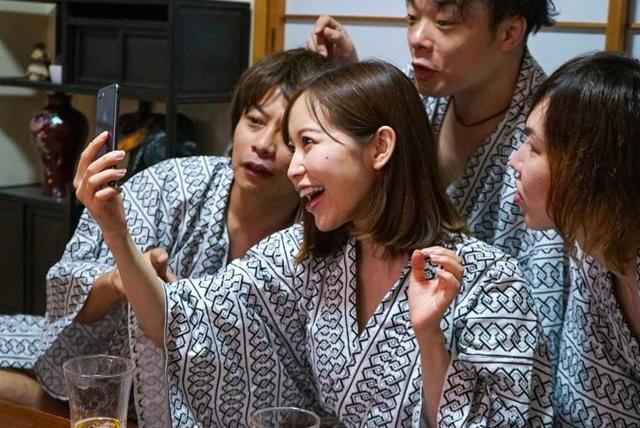 社員旅行のビデオ通話で妻が酔った同僚に胸を触られ、嫉妬が募る中で展開する背徳の光景が広がる！
