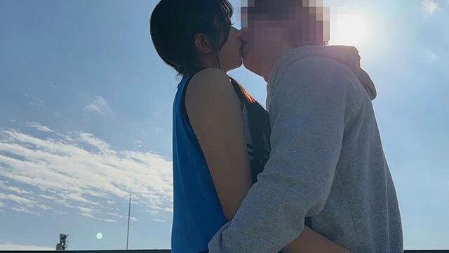 部活後の屋上で彼氏とイチャ我慢できず発情SEX！汗だく練習着のままトイレでもヌいて友達も呼んで2本応援するイケナイ美少女♡