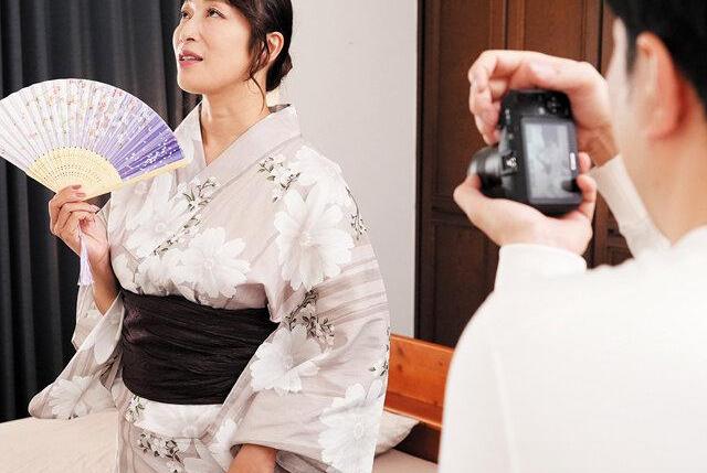 町内会の盆踊り練習で人妻の浴衣姿に視線♡うなじと尻肉の膨らみが紳士たちを誘惑し、卑猥な視線が集中する♡