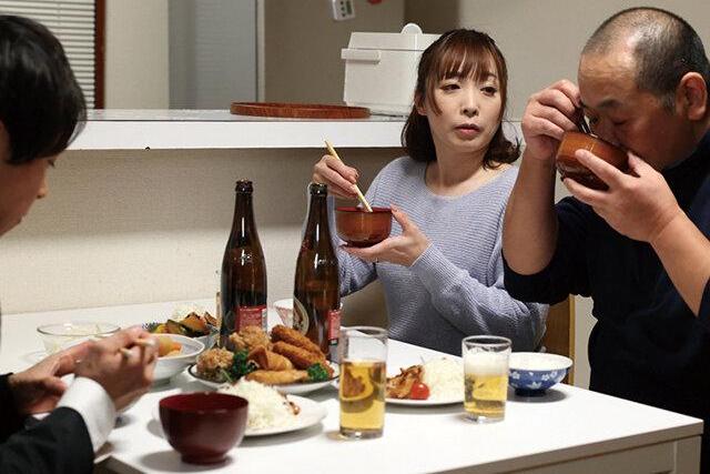 夫の出張続きで母と子二人きりの家庭で母親が息子の自慰を見て性の手ほどきを始める♡過保護な母が快楽を教える禁断の母子関係！