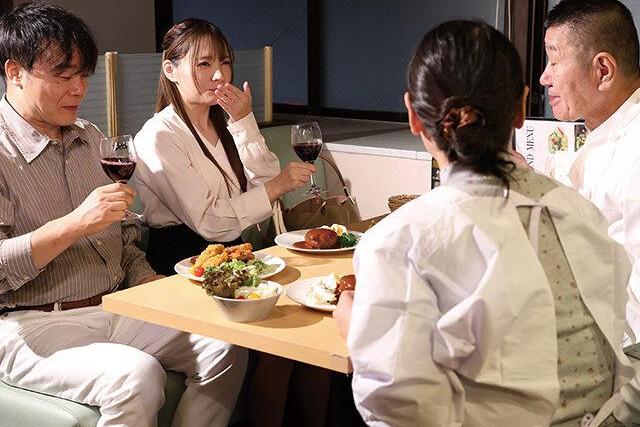 親子同然の夫婦に裏切られた妻が疑いを抱きおじさんの元へ向かううちに埋め合わせのような誘惑に巻き込まれていく流れが描かれる！♡