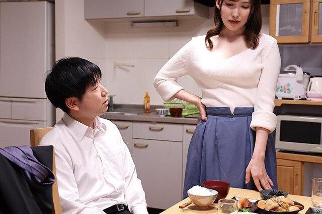 夫婦で参加した町内会キャンプで中年オヤジ3人に囲まれ妻が餌食になってしまう…！夫の目前で抗えないNTR地獄が始まる衝撃の1泊2日！