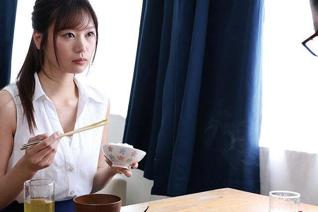 欲求不満妻が夫を誘って町内キャンプに参加♡おやじたちに仕組まれた罠で無防備な体を狙われ次々と襲われまくる熱い夜の宴が始まる！