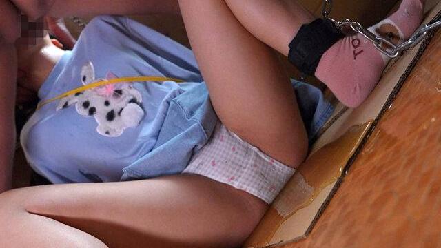 田舎でおじさんを助けたら突然監禁！家から脱出するため提示された20の試練に耐える屈辱の日々…！