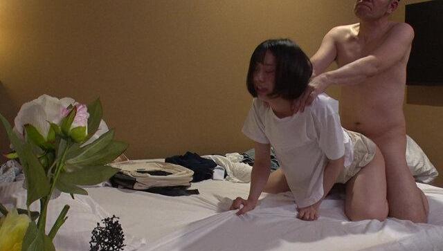 町内会の温泉旅行でおじさん達に体を触られ始め…部屋や温泉で徐々に弄ばれ抵抗できなくなる誘惑の流れに落ちるの♡