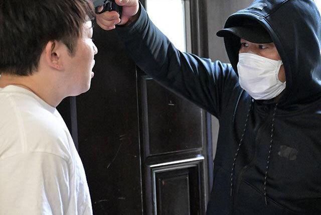 凶悪犯が自宅に侵入してきた恐怖の夜♡母を守ろうとした息子が組み伏せられ目の前で母が容赦なく犯され続ける衝撃の出来事！家族の平穏が一変する