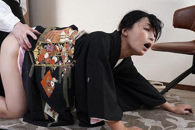 娘の結婚相手が昔から自分を好きだったと告白され押し倒される！結婚式前に繰り返される情事で次第に性に溺れていく最低な女へと変わっていく♡