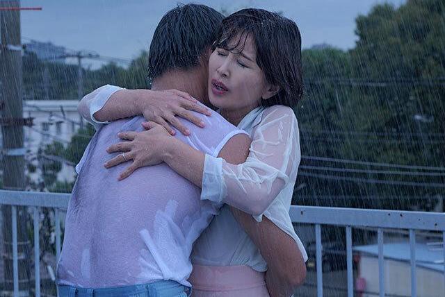 文武両道の息子に密かな想いを寄せていた母が病院連絡で取り違えと判明し♡初めて通じ合った二人が幾度も舌を絡ませる禁断の関係！