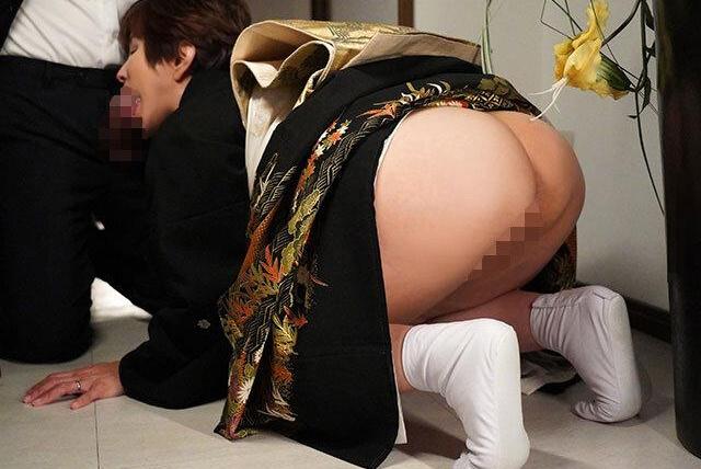 娘の結婚式前夜に婿が本当は母さんと一緒になりたかったと告白し押し倒すところから始まる♡披露宴の中でもウェディング姿の娘の前で狙い続ける誘惑の進行がエスカレートしていく！