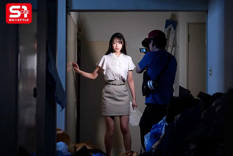 廃墟病院を取材中の美人アナウンサーがホームレス集団に♡暗い建物内で異臭に囲まれ激しい運命に巻き込まれる！