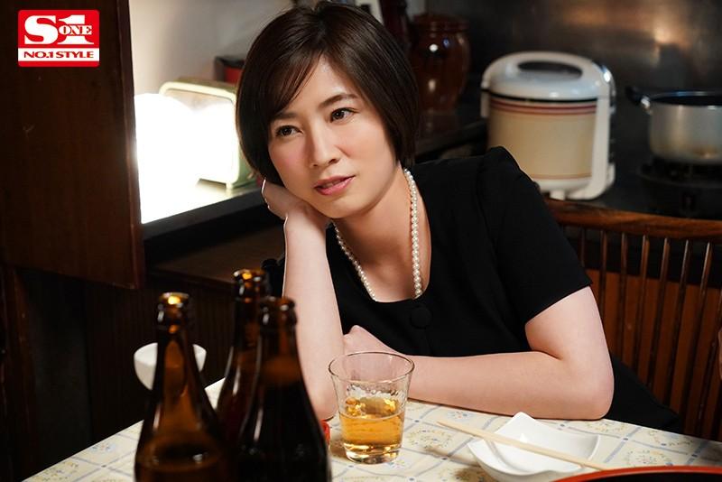 恩師の葬儀で元彼と再会した人妻が喪服姿を狙われ…通夜の席で酒を飲まされ抵抗できず犯される涙のNTR！