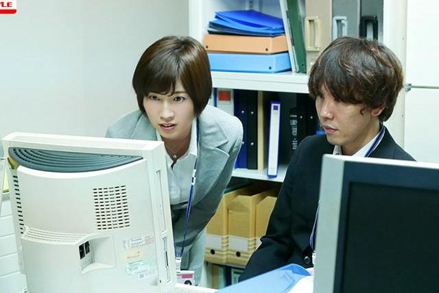 終電逃し上司の部屋で無防備なすっぴん姿に耐えきれず一線を越え何度も交わす！立場を忘れ興奮が止まらない一夜の逆転！
