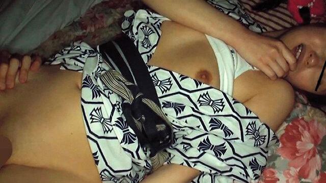 パパもママもいる家でシッと声を我慢するよう言われ必死に堪える少女の表情に興奮して無理矢理挿入し若い体を好きに犯して声を出させてしまう！♡