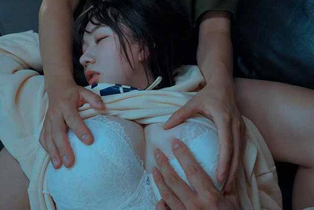 サークル宅飲みで片思いの巨乳彼女がヤリチン男たちに酔い潰され服を剥がされ輪姦パーティーへ！僕は参加勇気なく意識朦朧で勃起しながら見守るだけ…